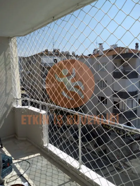 Balkonda Kuş Ağı ve Güvercin Filesi: Kuşları Zarar Vermeden Uzak Tutmak